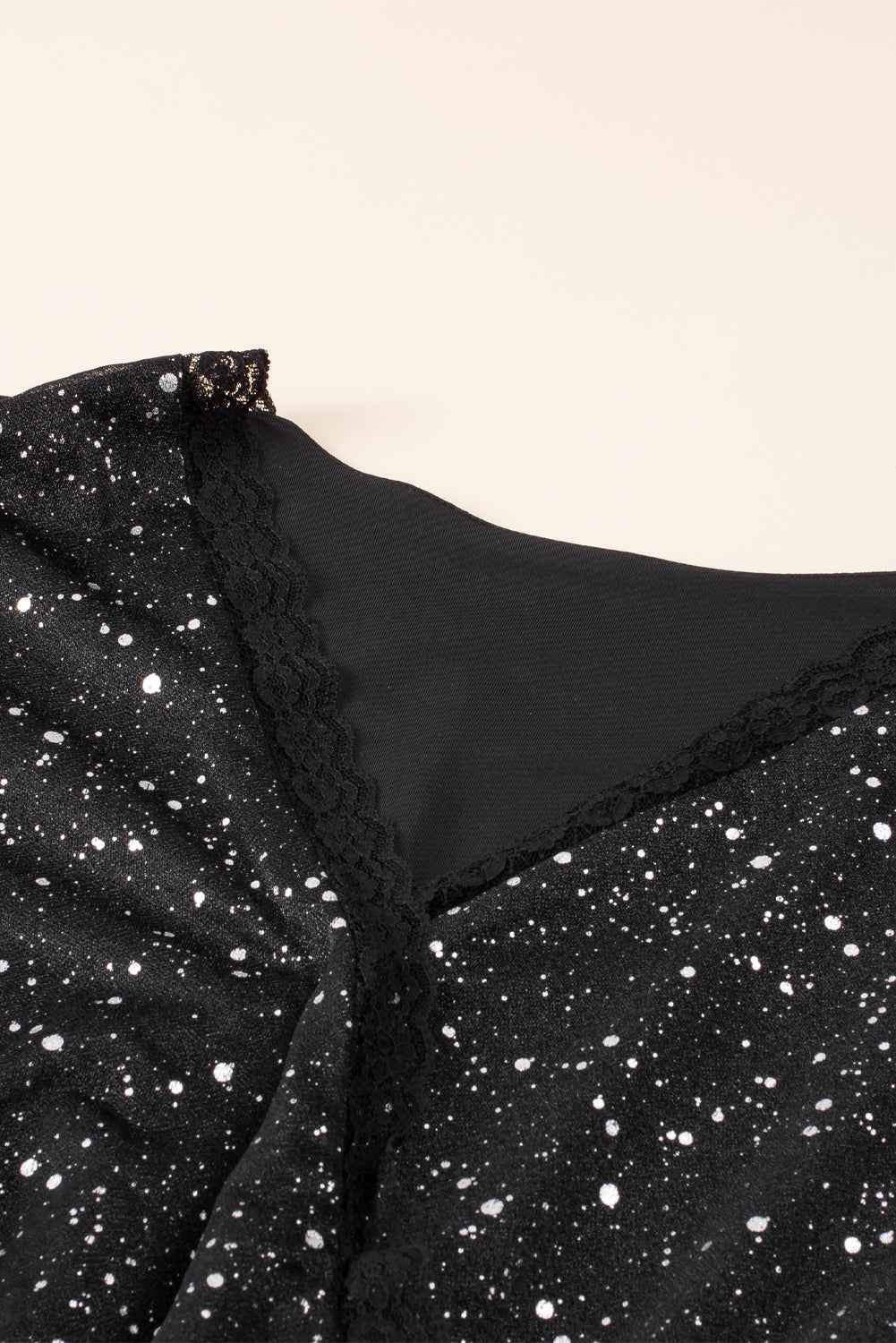 Sylis | Elegant black shimmering dress with mesh sieve