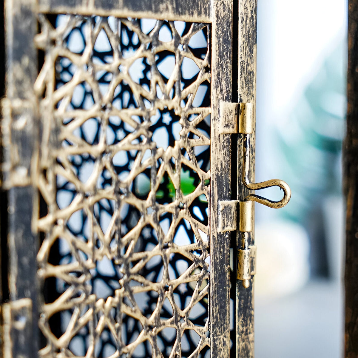 Decorative Iron Candle Holder with Arabesque Pattern