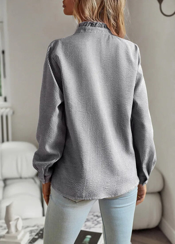 Fashionable shirt with long sleeves and striped pattern