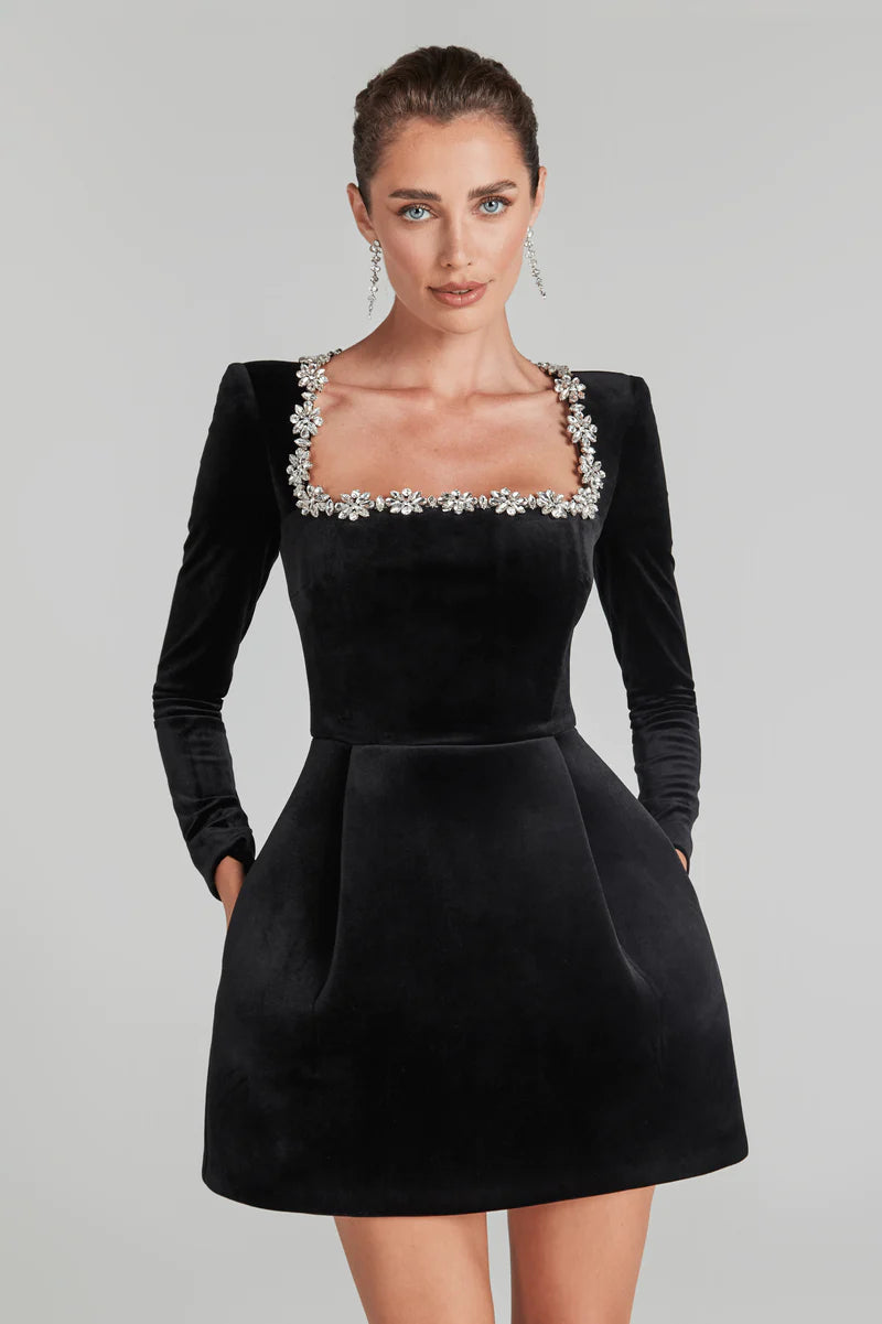 Sylis | Elegant velvet dress with square collar
