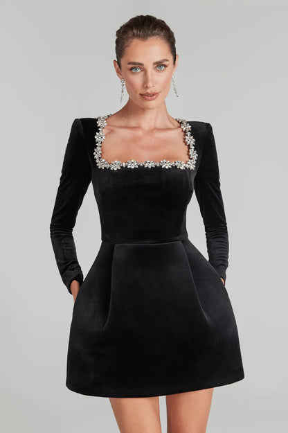 Sylis | Elegant velvet dress with square collar