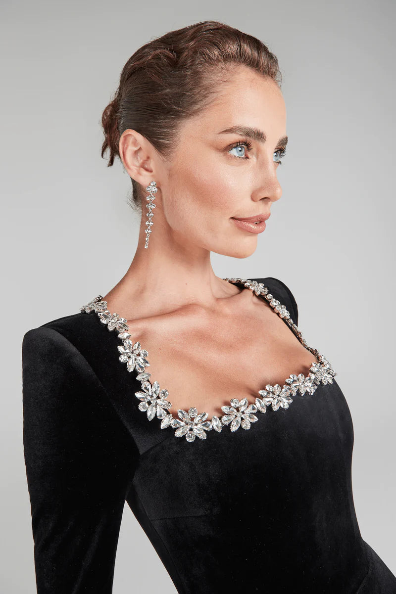 Sylis | Elegant velvet dress with square collar