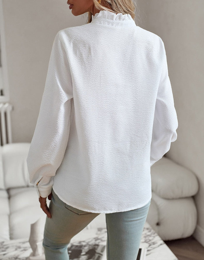 Fashionable shirt with long sleeves and striped pattern