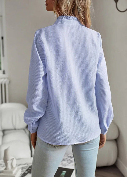 Fashionable shirt with long sleeves and striped pattern