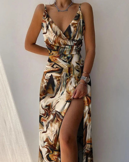Sylis with deep neckline and ruffled opening
